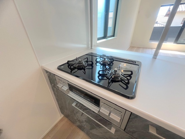 茅ヶ崎市南湖3丁目　新築戸建　2号棟のキッチン|同時進行ができる3口コンロ♪