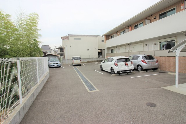 ネオフタバの駐車場