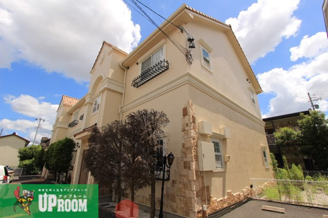 ノラ　アルボレ