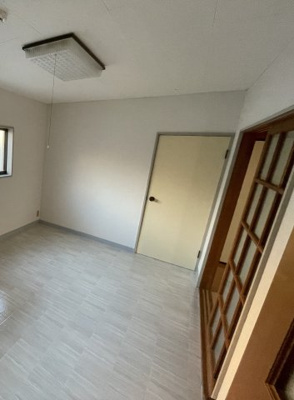 【居間・リビング】 | 未確認飛行物体 | ☆窓と対面の扉で風通し良好☆