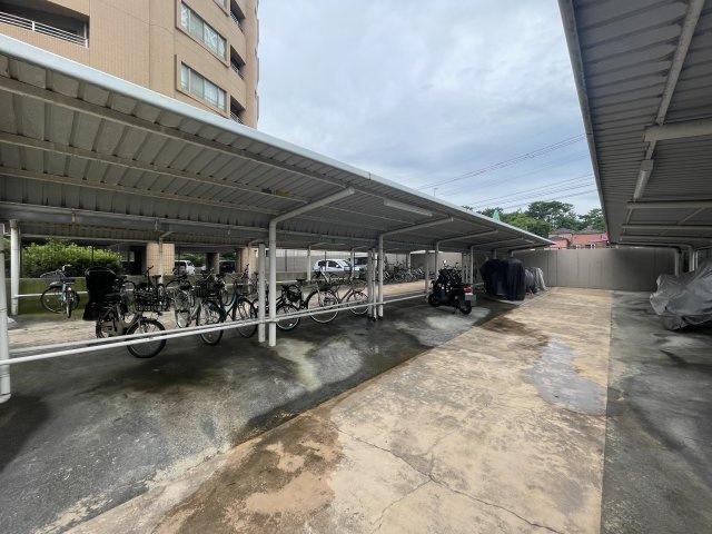 【駐輪場】 | アーバンパレスシェル福間 | 屋根付きの駐輪場あり。サドルが濡れる心配がないのは嬉しいですね