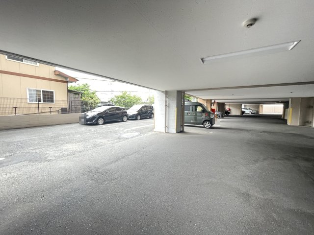 【駐車場】 | アーバンパレスシェル福間 | 駐車場はゆったりとしたスペースがあるので見通しも良く、駐車がしやすそうです