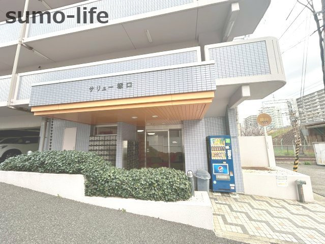 サリュー塚口のエントランス
