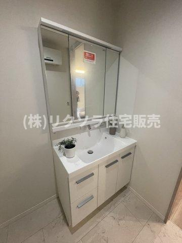 東香里園町　新築一戸建ての独立洗面台|■物件内覧・資金計画相談・住宅ローン相談、リフォーム相談、お問合せ受付中■
※当日・翌日のご内覧、ご相談はお電話でのお問合せがスムーズです！