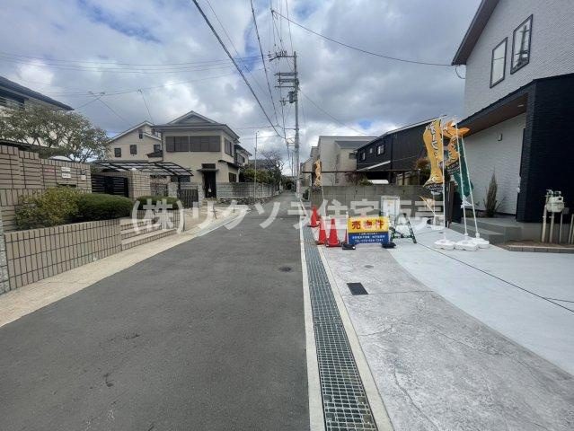 東香里園町　新築一戸建ての前面道路含む現地写真|■物件内覧・資金計画相談・住宅ローン相談、リフォーム相談、お問合せ受付中■
※当日・翌日のご内覧、ご相談はお電話でのお問合せがスムーズです！