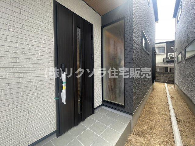 東香里園町　新築一戸建ての玄関|■物件内覧・資金計画相談・住宅ローン相談、リフォーム相談、お問合せ受付中■
※当日・翌日のご内覧、ご相談はお電話でのお問合せがスムーズです！