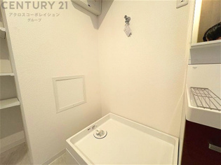 洗濯物の仕分け作業がしやすく、整理整頓が容易になります。洗濯音や湿気を他の部屋に持ち込まず、生活環境を快適に保ちます。上部を活用すれば収納スペースを確保でき洗剤や洗濯用品の整理もしやすくなります。