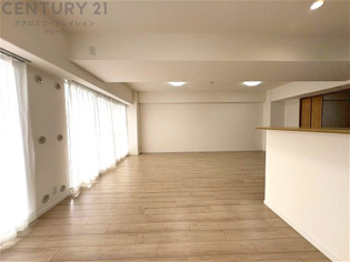 キッチン前のダイニングスペース　カウンターキッチンから料理の受け渡し等に便利です。ダイニングセットを置いても十分な広さを確保。