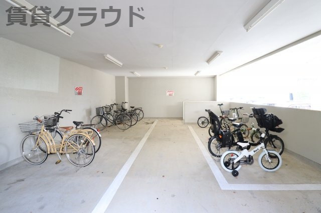 ミドルロード　壱番館のその他共用部分|駐輪場は屋根付きなので雨の日でも安心です！
