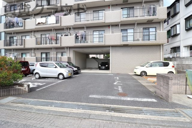 ミドルロード　壱番館の駐車場|駐車場があります