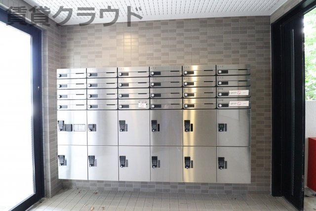 ミドルロード　壱番館のエントランス|集合ポスト・宅配ボックス