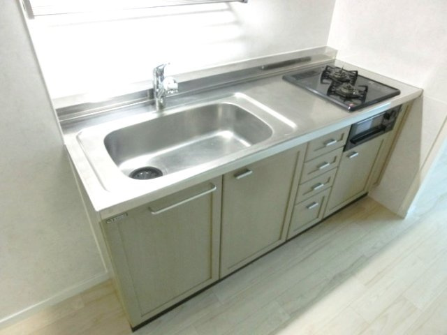 ミドルロード　壱番館のキッチン|キレイなキッチンは3口ガスコンロでお料理も楽しくできそう！