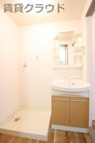 ミドルロード　壱番館の洗面所|朝の支度に活躍する独立洗面台です！