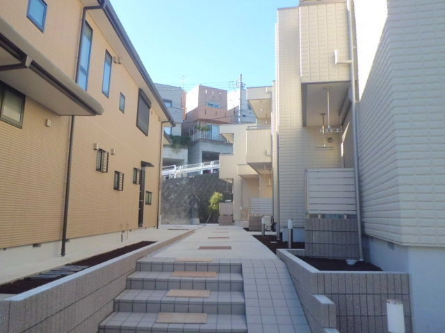 セレーノ大倉山Ⅱのエントランス|ゆったりしたエントランスアプローチ