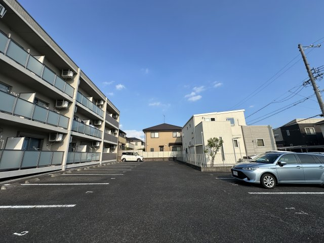ルミエール伊保原の駐車場