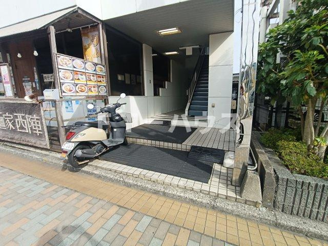 大久保ビルのエントランス
