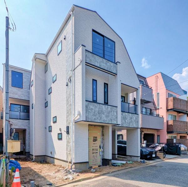 品川区東大井２丁目の新築一戸建の外観|南東向きで北側・南側は隣地通路部分のため
圧迫感もなく陽当たり良好です！