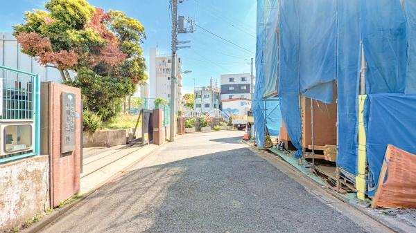 品川区東大井２丁目の新築一戸建の前面道路含む現地写真|約4.9ｍの広々とした前面道路！
駐車も楽に行えます。