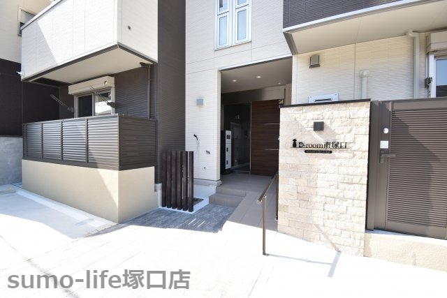 D-room南塚口のエントランス