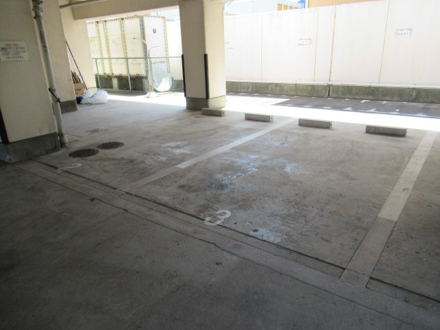 ニュープレジデント藤沢の駐車場