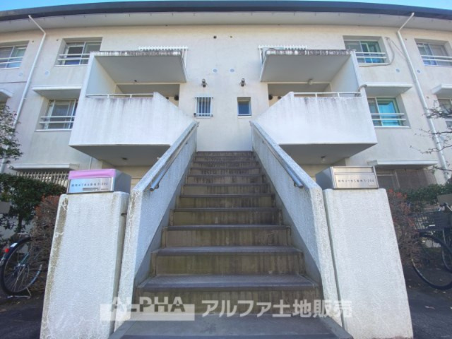 エステート鶴牧4・5－３の外観|【Landscape】
◆ランドスケープ◆夜の帳が下りる頃、上空には幾つもの星々が連なる舞い降りた聖夜のランドスケープ。この街、この家の者達を祝福してくれてるようだ。