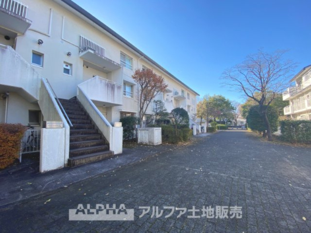 エステート鶴牧4・5－３の外観|【the light】
◆ほのかな光を◆夕暮れ時に迎える優しい光。暖かく心休まるほっとする瞬間。家族のもとへ。幸せのもとへ。レトロな装いがわが家に愛着を沸かせます。