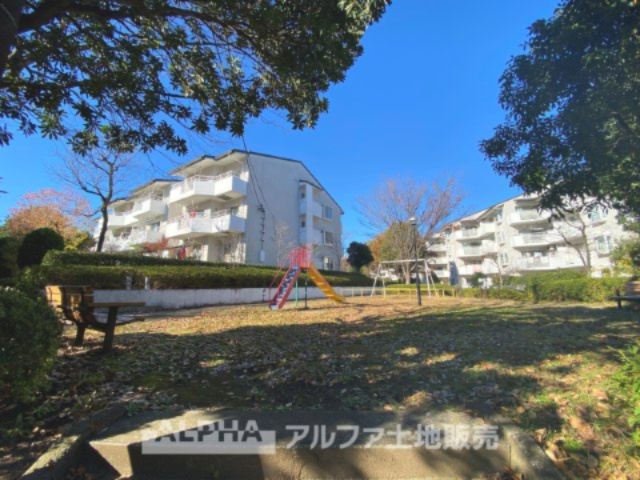 エステート鶴牧4・5－３の周辺|【Light shower】
◆太陽の光◆を沢山感じながら明るく豊かな暮らしを約束する住まい。家族と語らい、公園の緑に見守られてた空間。四季の移ろいを感じ、我が子の成長を見守る。