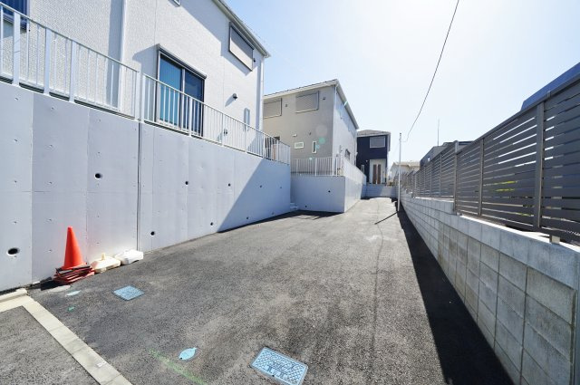 【横浜市保土ケ谷区峰沢町190-6全2棟新築戸建て】★仲介手数料無料★（三ツ沢小学校・松本中学校）の前面道路含む現地写真