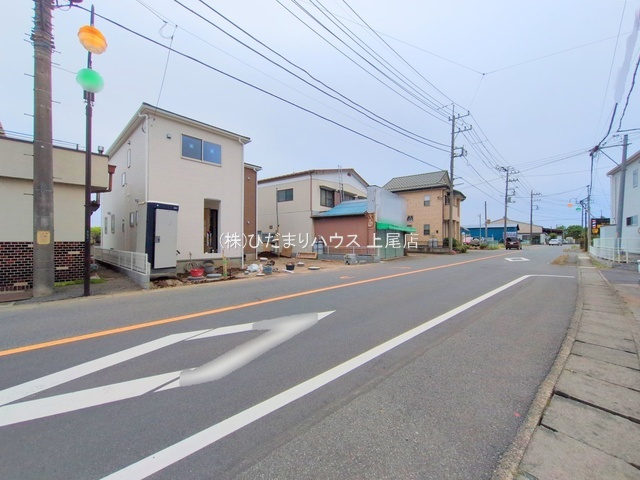 蓮田市貝塚　新築戸建　リーブルガーデン01の前面道路含む現地写真