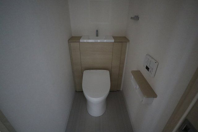 フェアリア船橋のトイレ|落ち着いた色調のトイレです