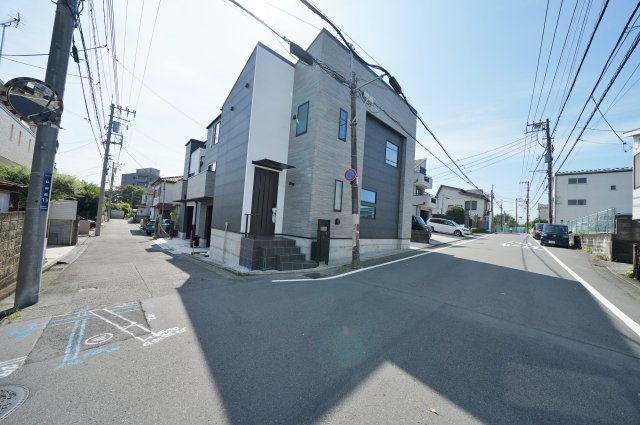 【横浜市保土ケ谷区仏向西20全3棟新築戸建て】★仲介手数料無料★（坂本小学校・保土ケ谷中学校）の前面道路含む現地写真