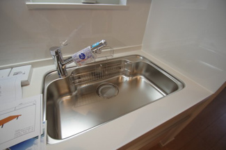 【キッチン】 | 【仲介手数料無料！！】多摩市連光寺３丁目　新築戸建て（全1棟）1号棟　3340万円 | 浄水器付き水栓