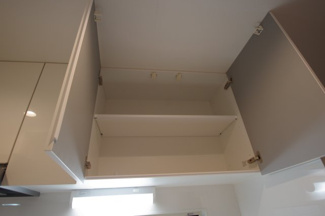 【収納】 | 【仲介手数料無料！！】多摩市連光寺３丁目　新築戸建て（全1棟）1号棟　3340万円 | 耐震ラッチ付き吊戸棚