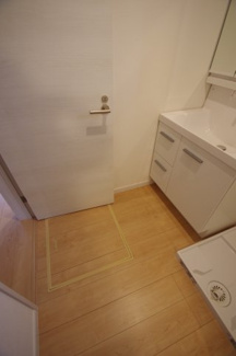 【収納】 | 【仲介手数料無料！！】多摩市連光寺３丁目　新築戸建て（全1棟）1号棟　3340万円 | 洗面所に床下収納あります