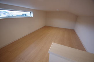 【収納】 | 【仲介手数料無料！！】多摩市連光寺３丁目　新築戸建て（全1棟）1号棟　3340万円 | 小屋裏収納へは常設階段で行けるので便利です