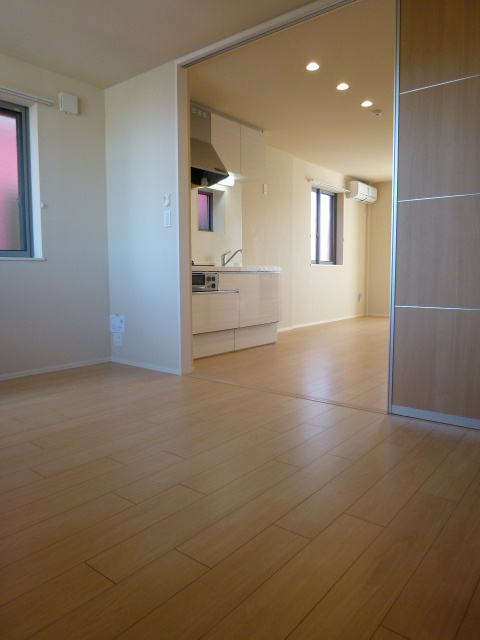 ミストラルの居間・リビング|★明るいフローリングの角部屋です★