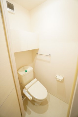 【トイレ】 | ラプリマさくら坂 | ※同物件・反転タイプの写真です。