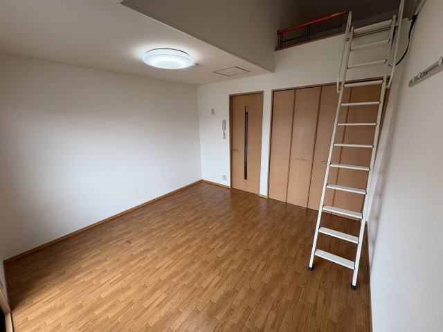 三田市上井沢のアパートの寝室