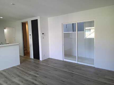 【居間・リビング】 | 広島市佐伯区三筋２丁目　新築一戸建て(全3棟) | 前面道路含む現地写真です