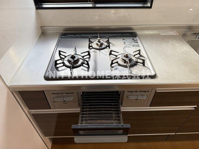 フレグランスタウン大槻Ｄのキッチン|３口コンロがついています◇