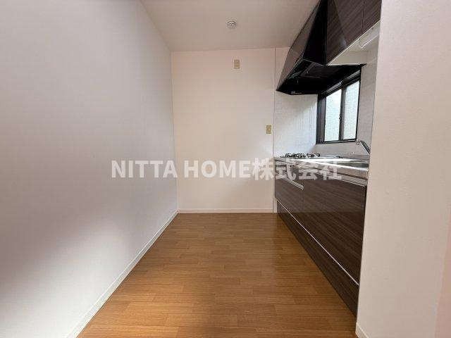 フレグランスタウン大槻Ｄの居間・リビング|広めのキッチンスペースになります＊