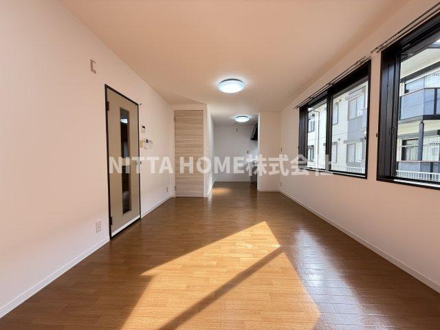 フレグランスタウン大槻Ｄの居間・リビング|窓がついていて開放的ですね☆彡