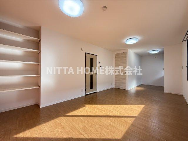 フレグランスタウン大槻Ｄの居間・リビング|リビング13.2帖ある広々お部屋です!(^^)!