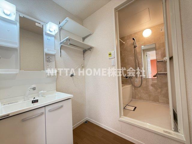 フレグランスタウン大槻Ｄの洗面所|シャワー付きの洗面化粧台もあります(^^)