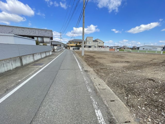 藤岡市東平井　土地990の前面道路含む現地写真
