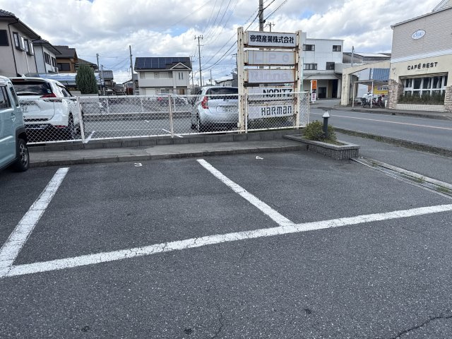 メゾン余部の駐車場