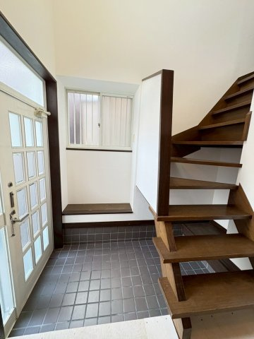 小林貸家の玄関