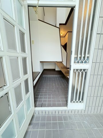 小林貸家の玄関