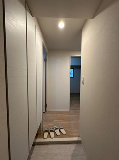 【展望】 | ※参考写真※玄関から室内への景観です！右手にトイレと洗面所、正面にリビングダイニングキッチンがあります♪