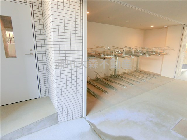 アイルルシェール羽田のその他共用部分|屋根浮きラック式の駐輪場